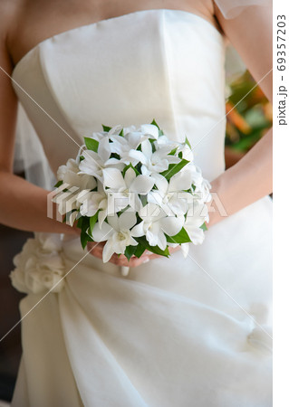 結婚式でブーケを持つ花嫁 結婚式でブーケを持つ花嫁 69357203
