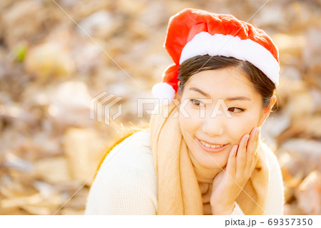 クリスマスのイメージ サンタ帽の女性 クリスマスのイメージ サンタ帽の女性 69357350