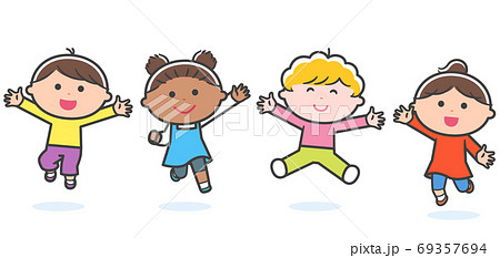 一緒にジャンプする子どもたち（人種いろいろ） / 線あり 69357694