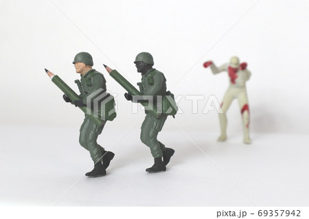 鉛筆で戦う兵士とゾンビ 鉛筆で戦う兵士とゾンビ 69357942