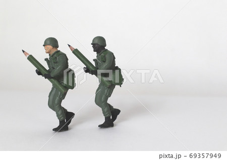 鉛筆で戦う白人兵士と黒人兵士 鉛筆で戦う白人兵士と黒人兵士 69357949