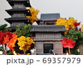 ジオラマ四季「秋」お寺と五重の塔と紅葉 69357979