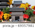 ジオラマ四季「秋」お寺と五重の塔と紅葉 69357981