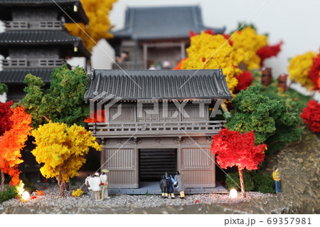ジオラマ四季「秋」お寺と五重の塔と紅葉 ジオラマ四季「秋」お寺と五重の塔と紅葉 69357981