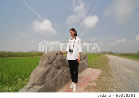 胡朝の城壁を旅行する若い女性 69358281
