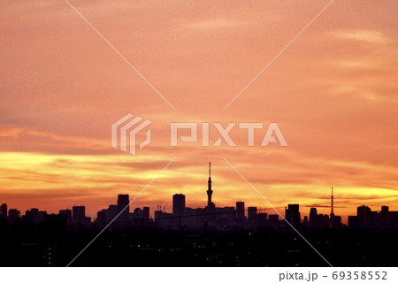 東京 朝焼の中のスカイツリーと東京タワーの写真素材