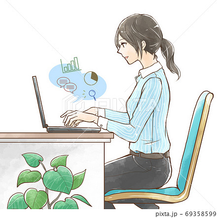 ノートパソコンで資料を作る女性 ノートパソコンで資料を作る女性 69358599