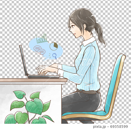 ノートパソコンで資料を作る女性 ノートパソコンで資料を作る女性 69358599