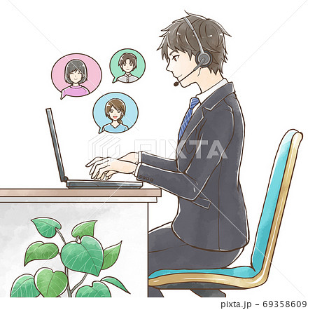 ノートパソコンで通話しながらミーティングをする男性 69358609