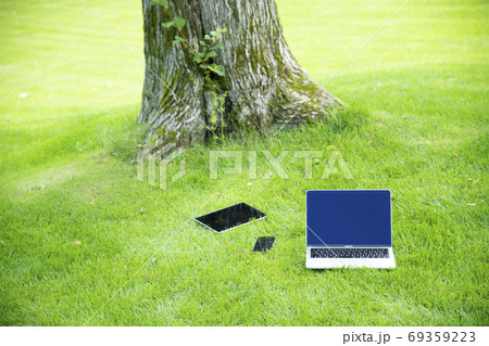 芝生の上のパソコン、タブレットPC、スマートフォン 芝生の上のパソコン、タブレットPC、スマートフォン 69359223
