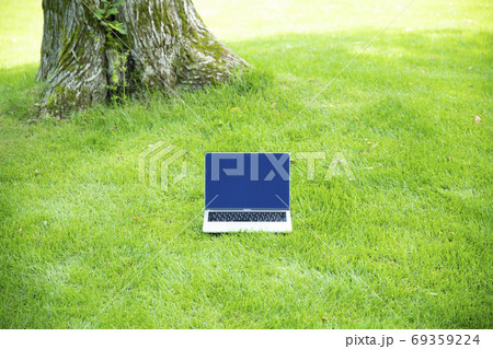 芝生の上のパソコン 69359224