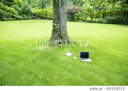 芝生の上のパソコン、タブレットPC、スマートフォン 69359225