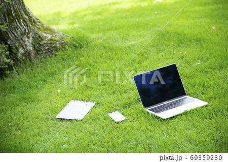 芝生の上のパソコン、タブレットPC、スマートフォン 芝生の上のパソコン、タブレットPC、スマートフォン 69359230