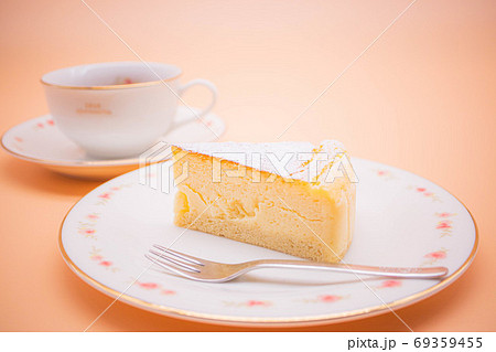 ティータイムのイメージ画像 ベイクドチーズケーキと紅茶の写真素材