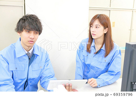 同僚の話に驚く女性エンジニア 69359796