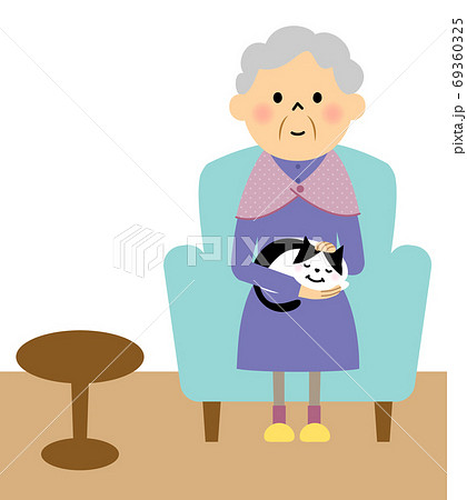 猫を抱いてソファーに座るおばあちゃん 69360325