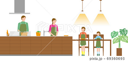 住宅。キッチンで食事の準備をする家族 69360693