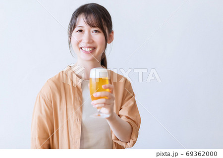 ビールを楽しむ女性 69362000
