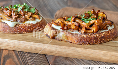 Sandwiches with fried chanterelles 69362065