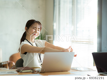 ストレッチをビジネスウーマン ストレッチをビジネスウーマン 69362291