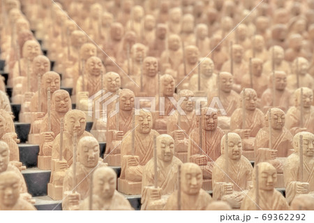 戦争で犠牲になられた方々への供養と、平和への願いを込めて掘られた1000体の小さな木彫りの仏像 戦争で犠牲になられた方々への供養と、平和への願いを込めて掘られた1000体の小さな木彫りの仏像 69362292