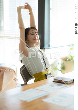 ストレッチをビジネスウーマン ストレッチをビジネスウーマン 69362538