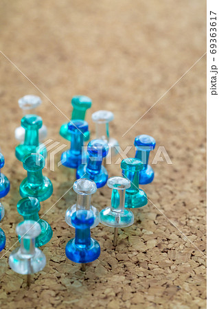 コルクボードと画鋲 コルクボードと画鋲 69363617