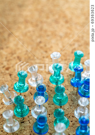 コルクボードと画鋲 コルクボードと画鋲 69363623