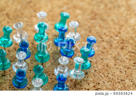 コルクボードと画鋲 コルクボードと画鋲 69363624