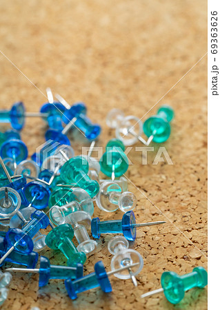 コルクボードと画鋲 コルクボードと画鋲 69363626