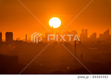 《東京都》東京の夜明け・スカイツリーから昇る太陽 《東京都》東京の夜明け・スカイツリーから昇る太陽 69364392