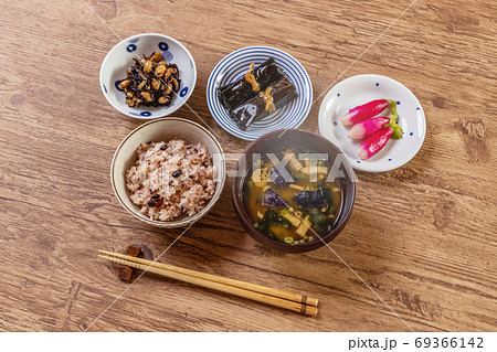 ごはんとおかず Side dishes of rice japanese food ごはんとおかず Side dishes of rice japanese food 69366142
