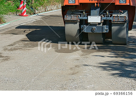 路上工事の締固め作業 路上工事の締固め作業 69366156