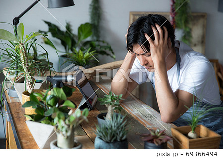 観葉植物を手入れする若い男性 69366494