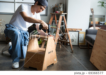 電動ドライバーを持つ男性 電動ドライバーを持つ男性 69366577