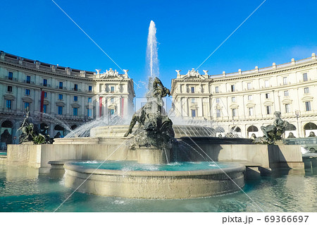テルミニ駅近くの共和国広場　広場中央を飾るナイアディの泉（ローマ イタリア） 69366697