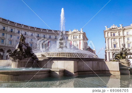 テルミニ駅近くの共和国広場 広場中央を飾るナイアディの泉 ローマ イタリア の写真素材