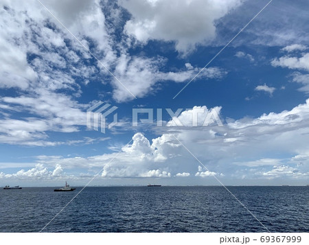 東京湾の海と夏の空 東京湾の海と夏の空 69367999