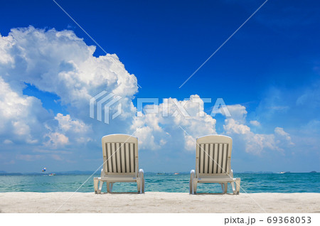 Couple of beach beds on tropical beach with beautyful blue sky 69368053