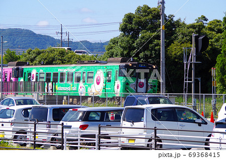 米子鬼太郎空港前の境線を快走する特別塗装の列車 … 鳥取県 境港市（晴れ） 69368415