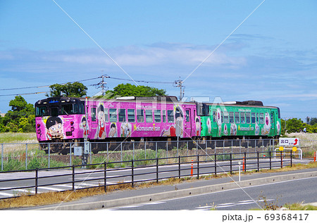 米子鬼太郎空港前の境線を快走する特別塗装の列車 … 鳥取県 境港市（晴れ） 69368417