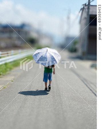 猛暑の中を日傘で歩く小学生 後ろ姿 猛暑の中を日傘で歩く小学生 後ろ姿 69369453