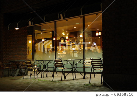 夜のカフェテラスの写真素材