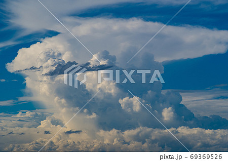 晩夏から初秋の空 湧き上がる積乱雲 b-2 鮮やか 晩夏から初秋の空 湧き上がる積乱雲 b-2 鮮やか 69369526