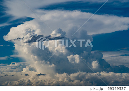晩夏から初秋の空 湧き上がる積乱雲 b-3 高コントラスト 晩夏から初秋の空 湧き上がる積乱雲 b-3 高コントラスト 69369527