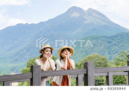 女子旅で由布岳を背景に景色を眺める若い女性と友達 【9月】 女子旅で由布岳を背景に景色を眺める若い女性と友達 【9月】 69369944