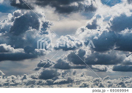 夏空 晩夏の青空に湧き上がる数々の積乱雲　b-3 高コントラスト 69369994