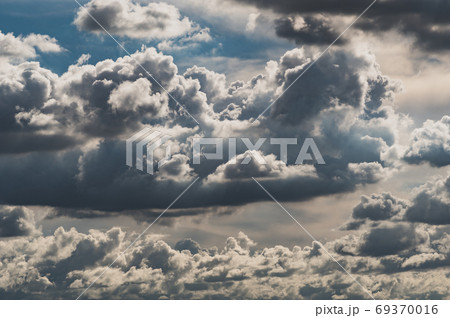 夏空 晩夏の青空に湧き上がる数々の積乱雲　d-4 高コントラスト 69370016