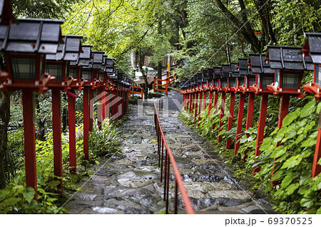 貴船神社の階段を見下ろす 美しい石段と灯篭の写真素材 [69370525] - PIXTA