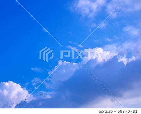 綺麗な青い空と迫力のある雲の写真素材